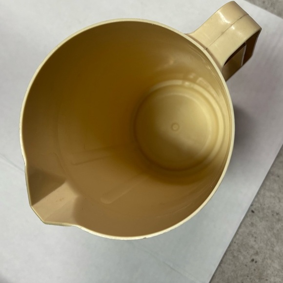 Vintage Sterilite 441 Flower Embossed Pitcher Juice Jug 2-Quart Beige - Picture 5 of 5